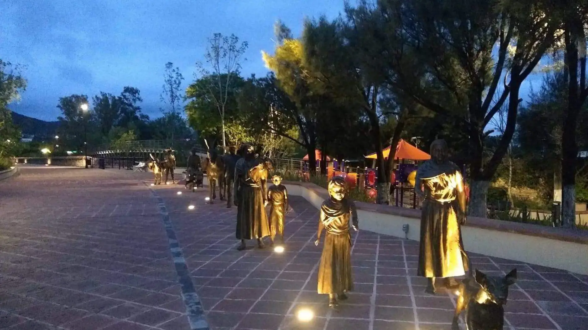 Las plazas alternas al Puente de la Historia se terminaron hace dos meses.  Dolores Mart_nez.  El Sol de San Juan del R_o.